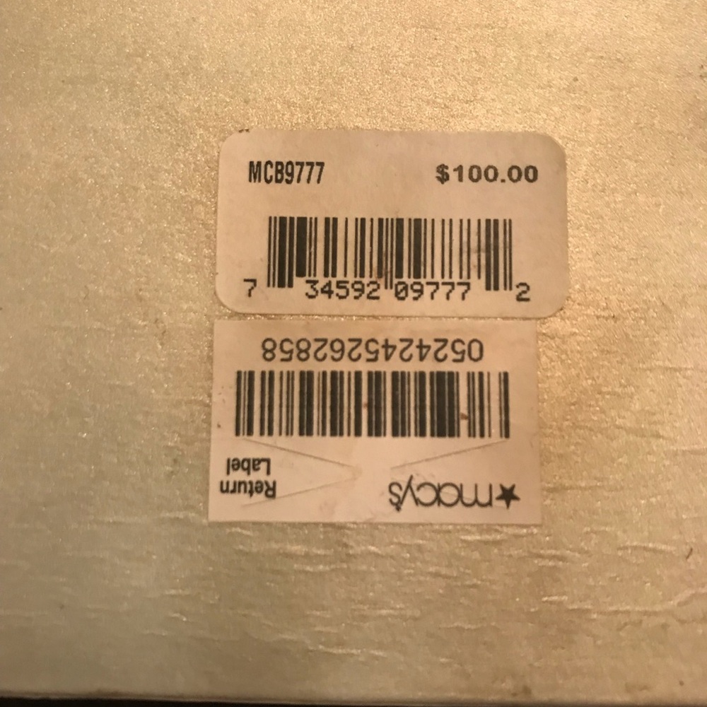 NIB Macy’s  Gold diamond accent bracelet - Picture 5 of 5